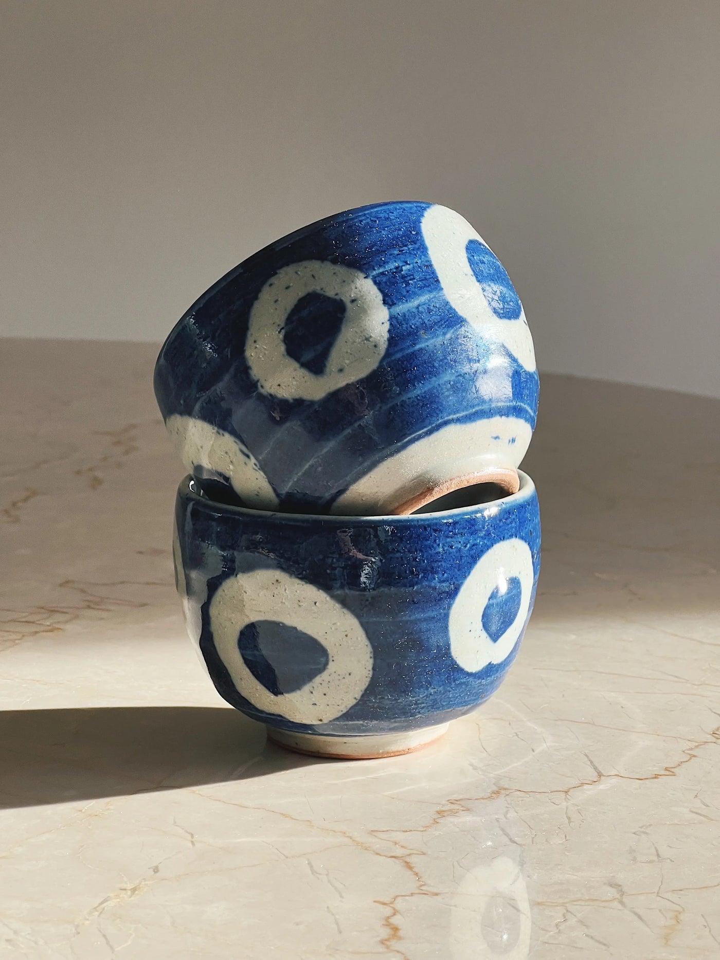 Håndlavet blå kop med hvide ringe uden hank fra Japan i keramik Studio Hafnia