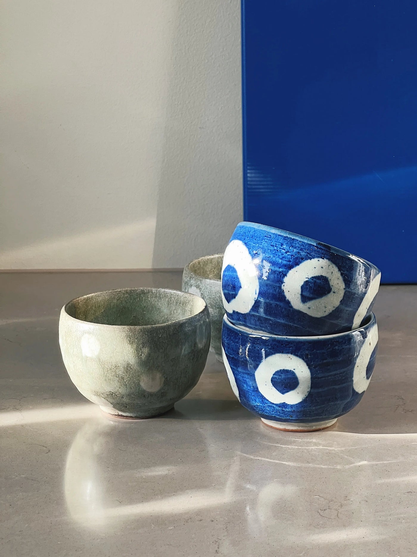 Håndlavet blå kop med hvide ringe uden hank fra Japan i keramik Studio Hafnia
