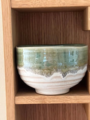 Håndlavet hvid /lysegrøn matcha kop uden hank fra Japan i keramik Studio Hafnia