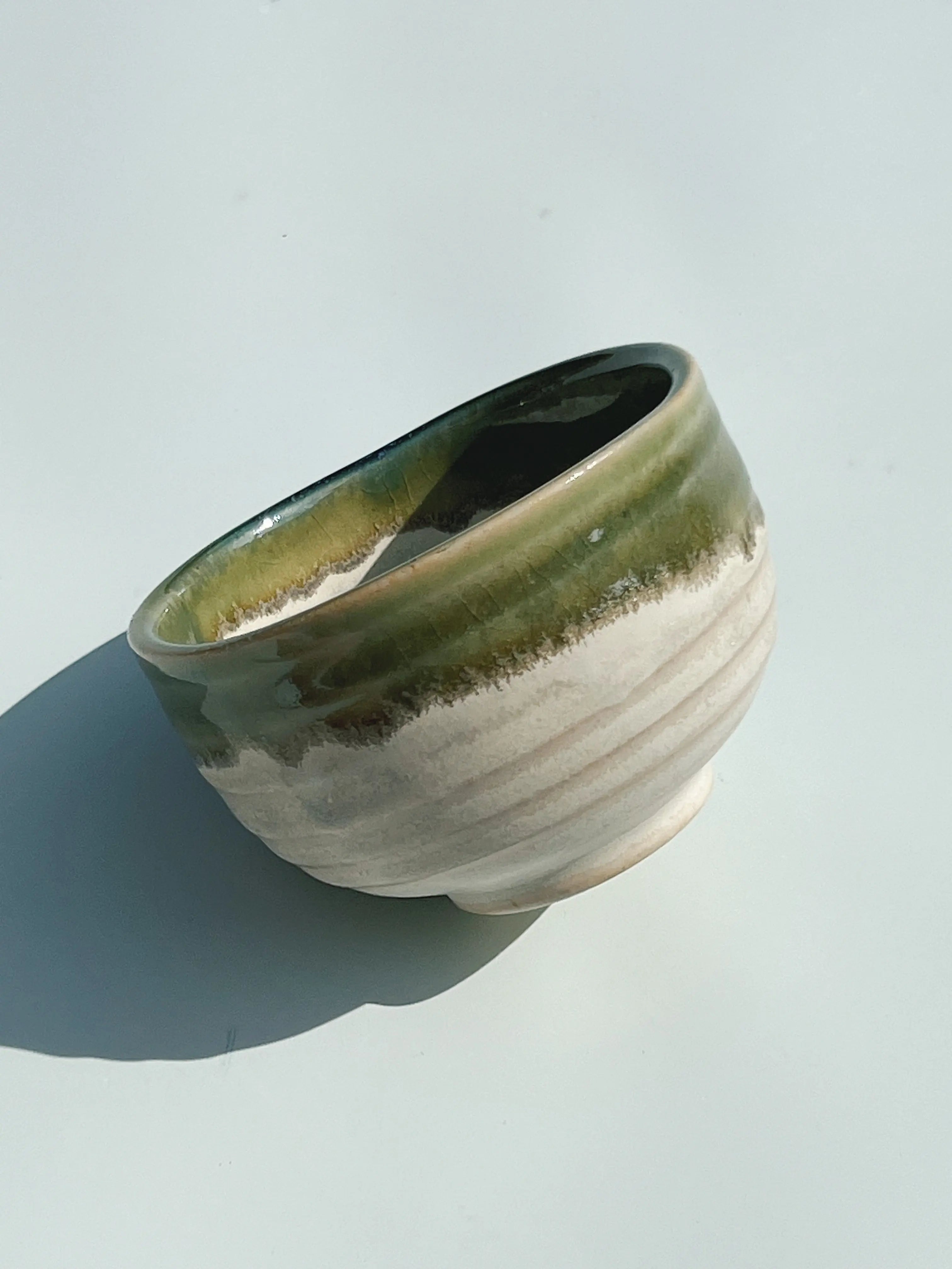 Håndlavet hvid /lysegrøn matcha kop uden hank fra Japan i keramik Studio Hafnia