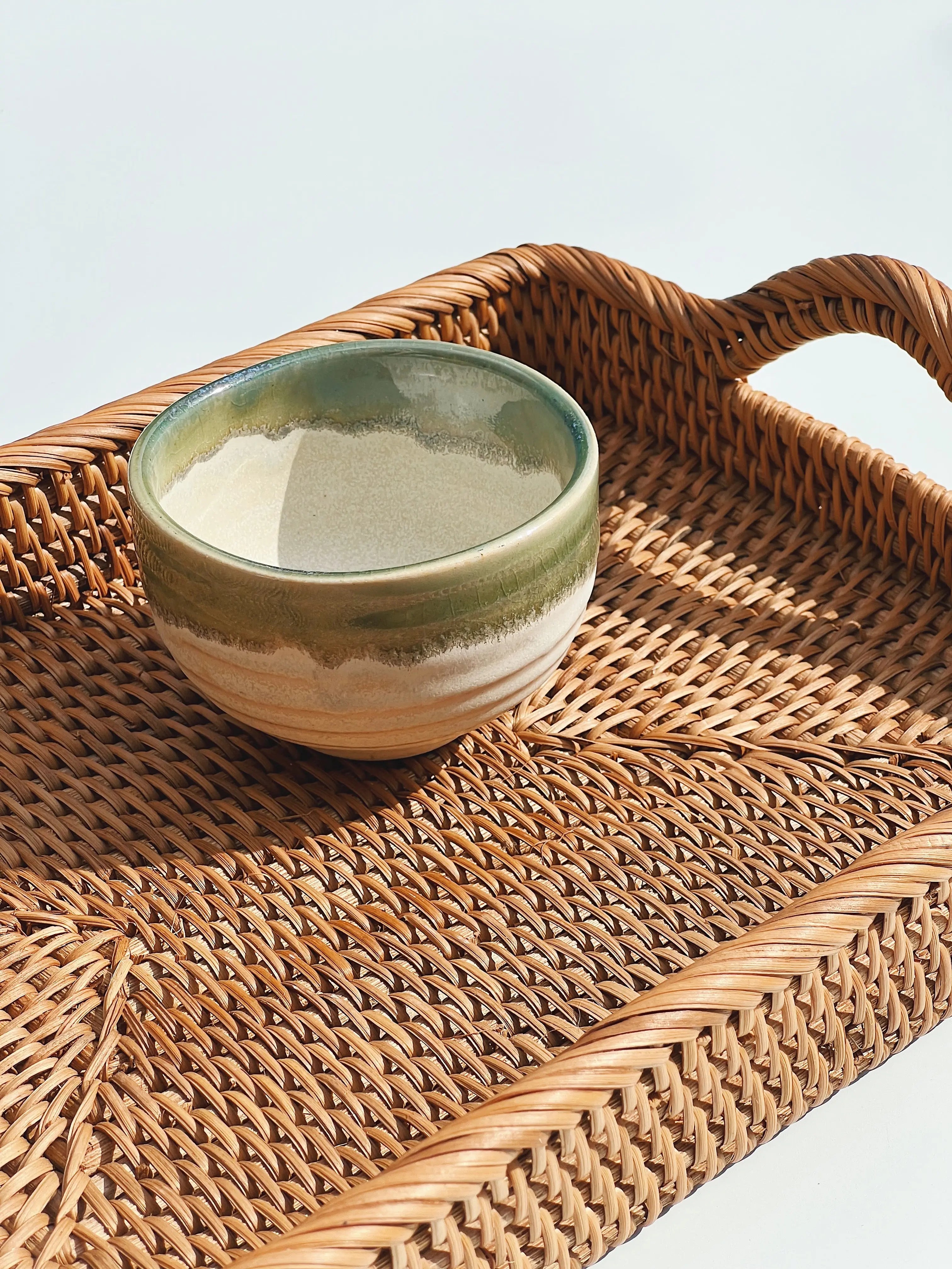 Håndlavet hvid /lysegrøn matcha kop uden hank fra Japan i keramik Studio Hafnia