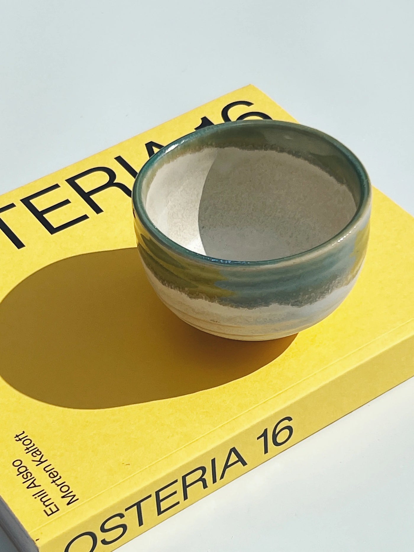 Håndlavet hvid /lysegrøn matcha kop uden hank fra Japan i keramik Studio Hafnia