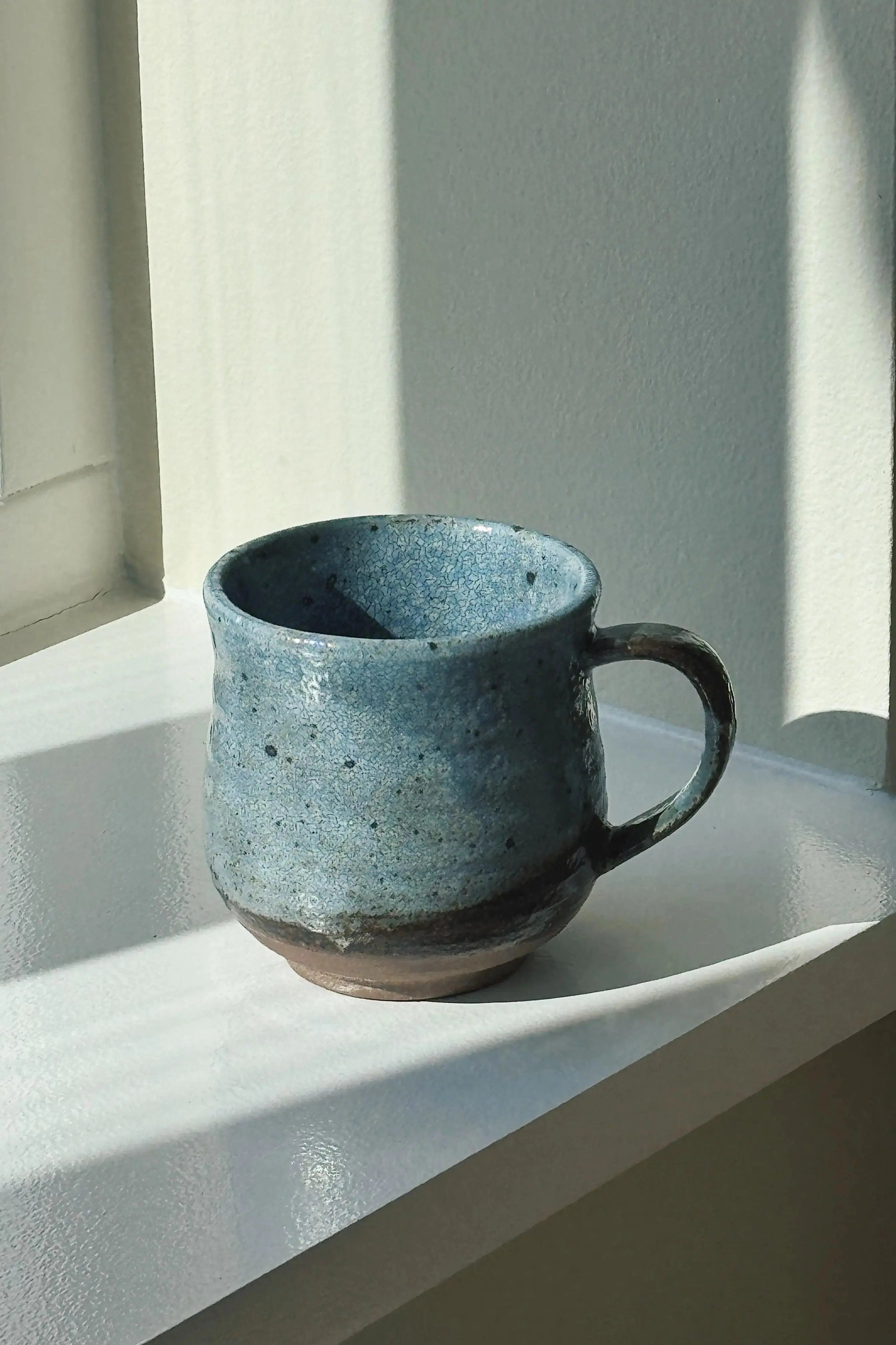 Håndlavet japansk keramikkrus i blå og brun glasur | 290 ml Studio Hafnia