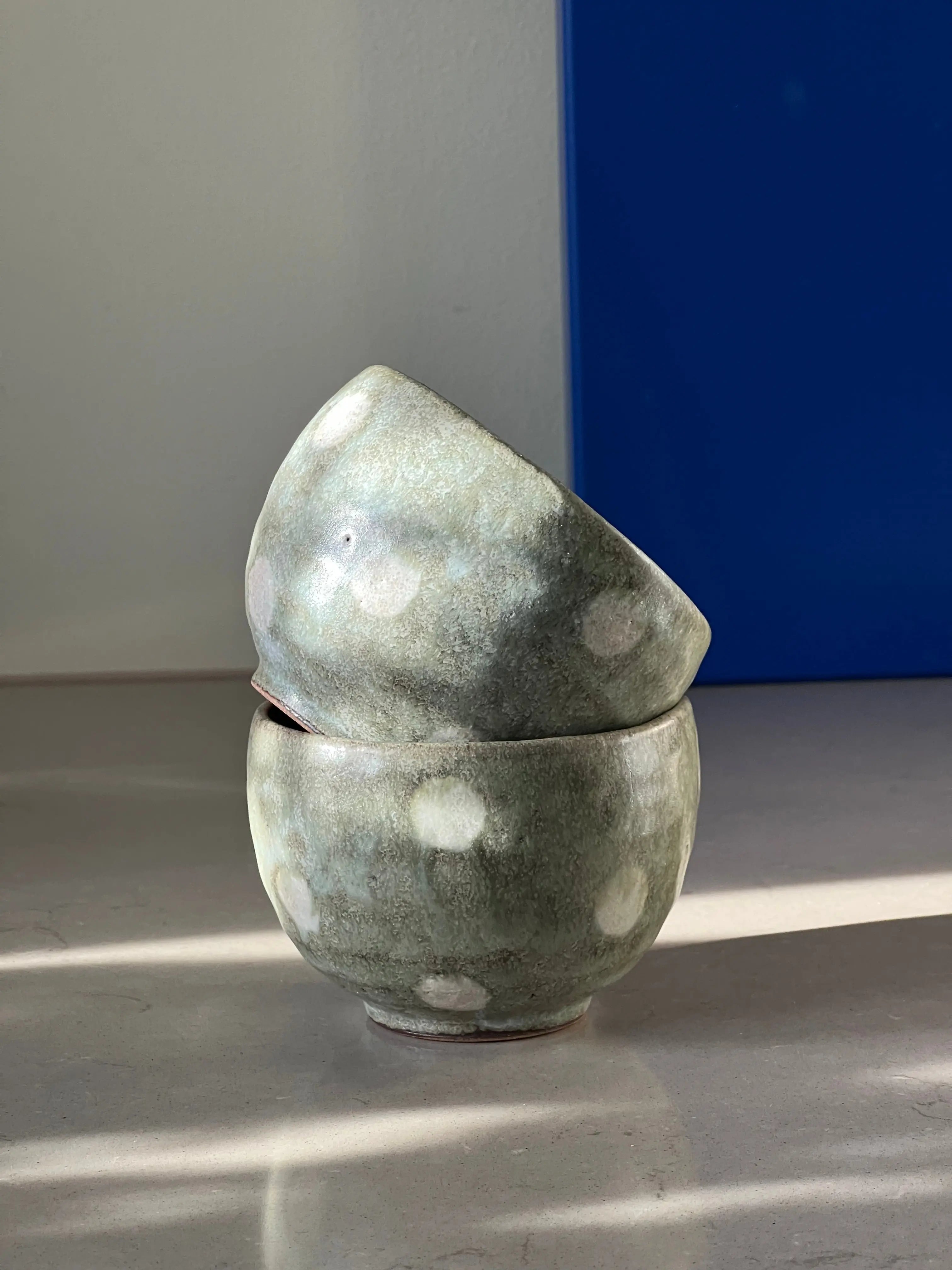 lysegrøn kop med hvide prikker uden hank fra Japan i keramik Studio Hafnia