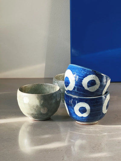 Håndlavet lysegrå /lysegrøn kop med hvide prikker uden hank fra Japan i keramik Studio Hafnia