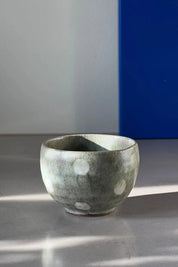 Håndlavet lysegrå /lysegrøn kop med hvide prikker uden hank fra Japan i keramik Studio Hafnia