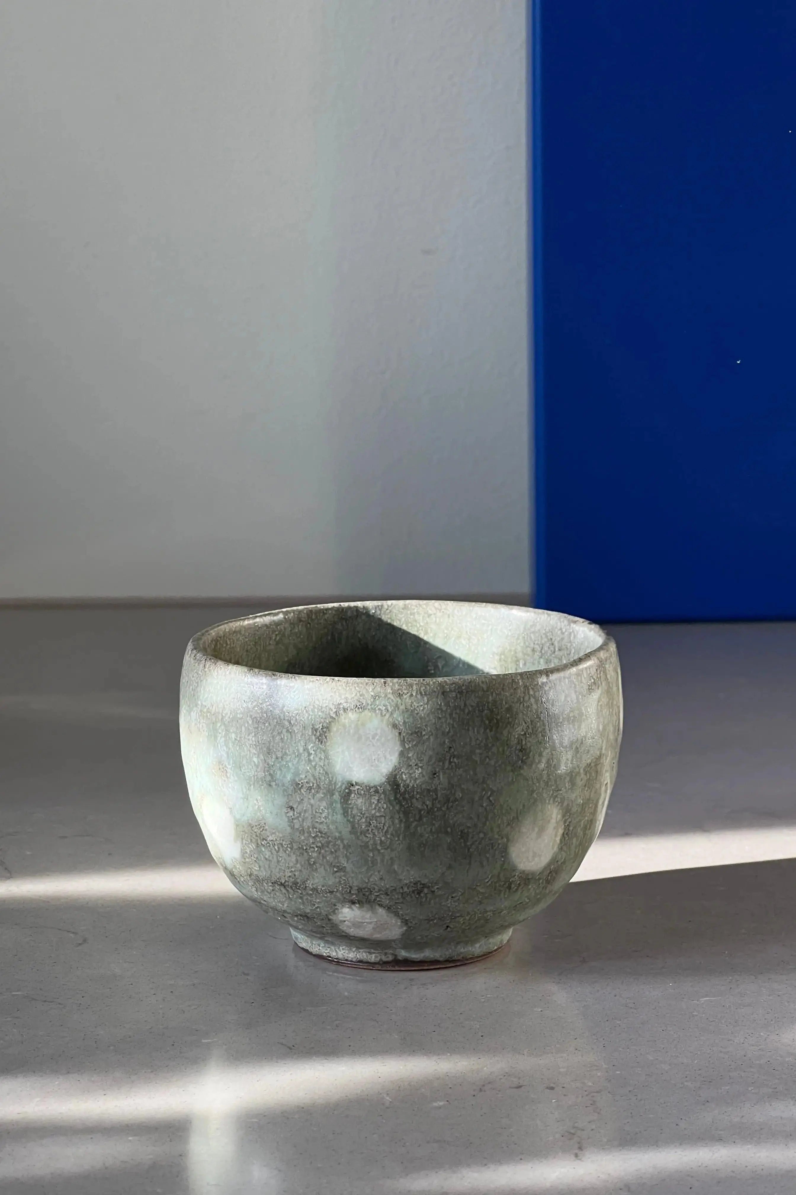 Håndlavet lysegrå /lysegrøn kop med hvide prikker uden hank fra Japan i keramik Studio Hafnia