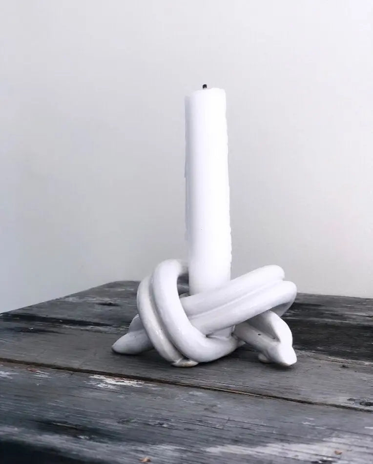 Håndlavet lysestage "Dobbelt Knut" i keramik fra Anna Wadle | Hvid Anna Wadle