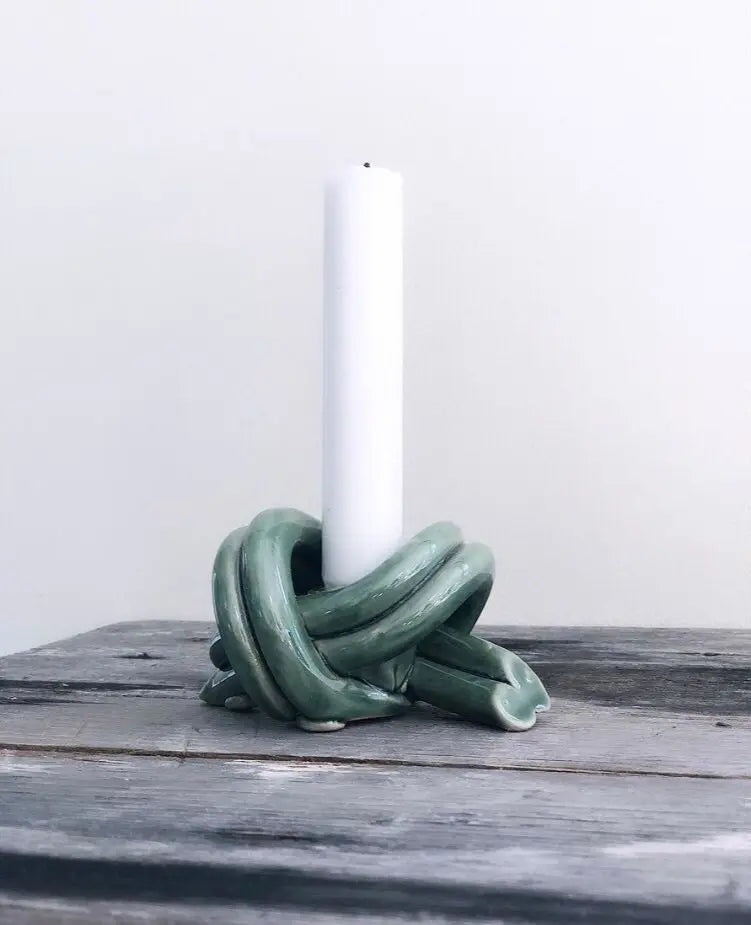 Håndlavet lysestage "Dobbelt Knut" i keramik fra Anna Wadle | Grøn Anna Wadle