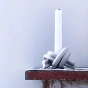 Håndlavet lysestage "Dobbelt Knut" i keramik fra Anna Wadle | Mat hvid Anna Wadle