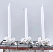 Håndlavet lysestage "Dobbelt Knut" i keramik fra Anna Wadle | Mat hvid Anna Wadle