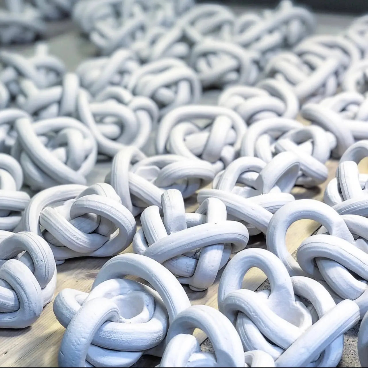 Håndlavet lysestage i keramik fra Anna Wadle | Mat Hvid Anna Wadle