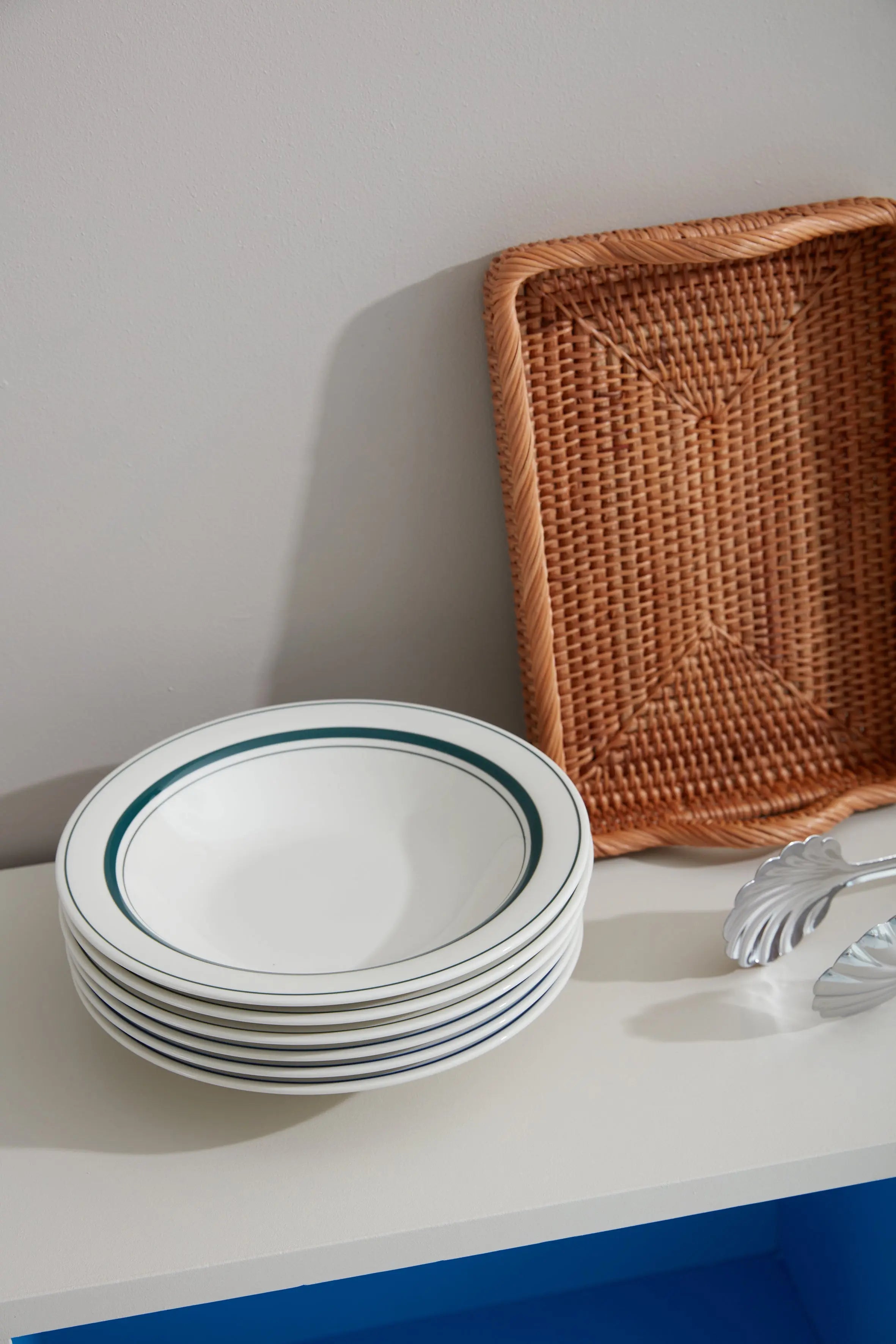 Håndlavet serveringsbakke i rattan Studio Hafnia