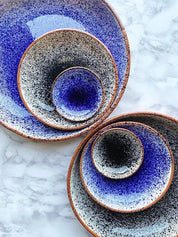 Håndlavet terracotta fad med blå og hvid splash/spray | Stor Casa Cubista
