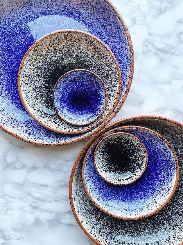 Håndlavet terracotta fad med blå og hvid splash/spray | Stor Casa Cubista