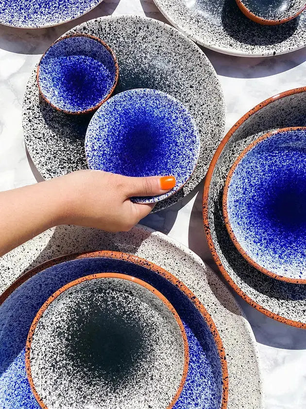 Håndlavet terracotta fad med blå og hvid splash/spray | Stor Casa Cubista