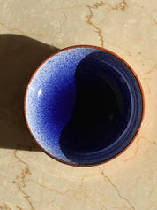 Håndlavet terracotta fad med blå og hvid splash/spray | Lille Casa Cubista