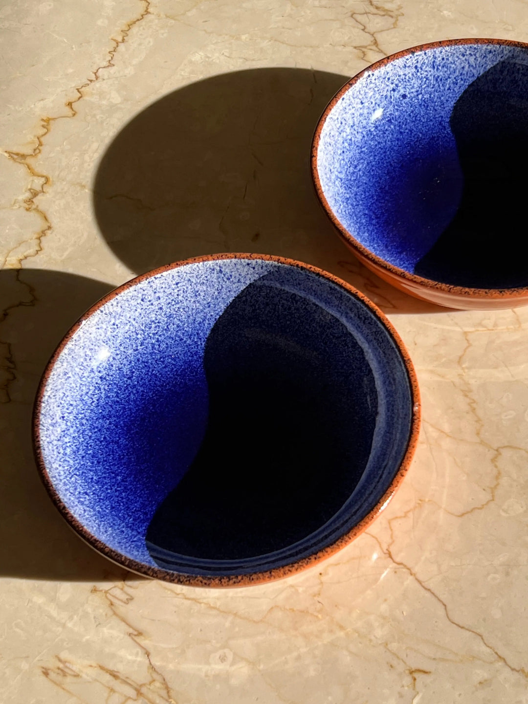 Håndlavet terracotta fad med blå og hvid splash/spray | Lille Casa Cubista