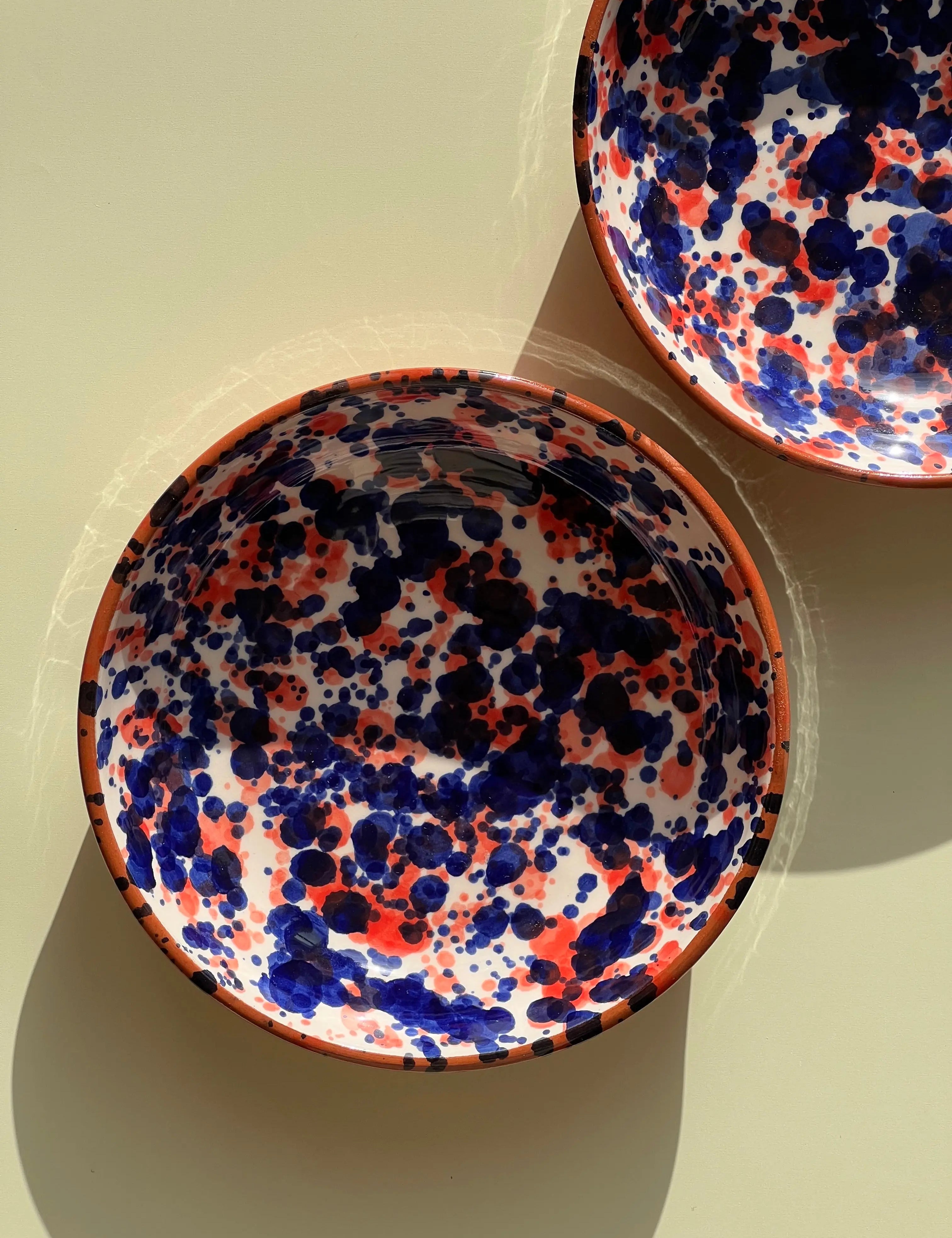 Håndlavet terracotta fad med blå og rød splash | Lille Casa Cubista