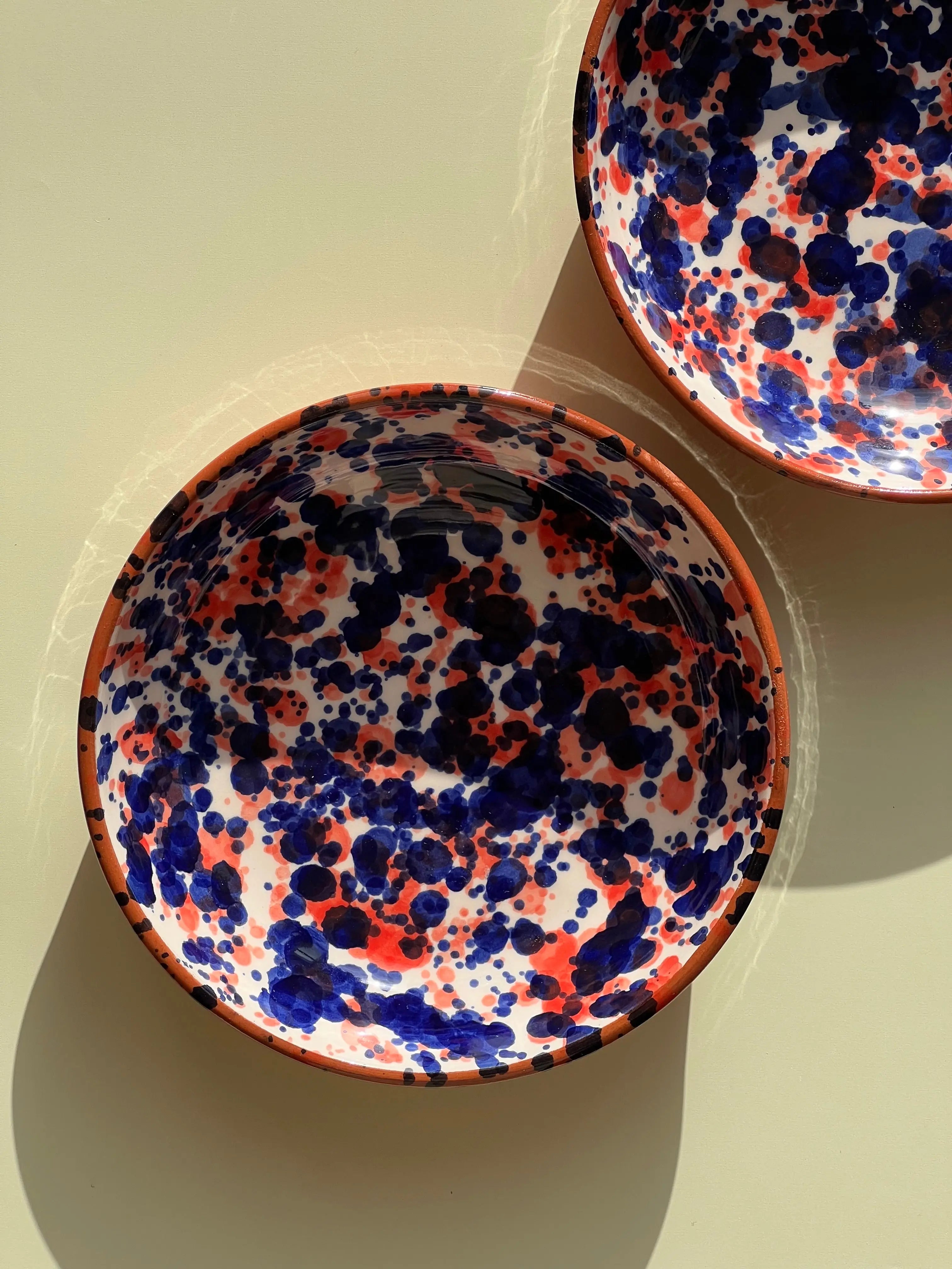 Håndlavet terracotta fad med blå og rød splash | Lille Casa Cubista