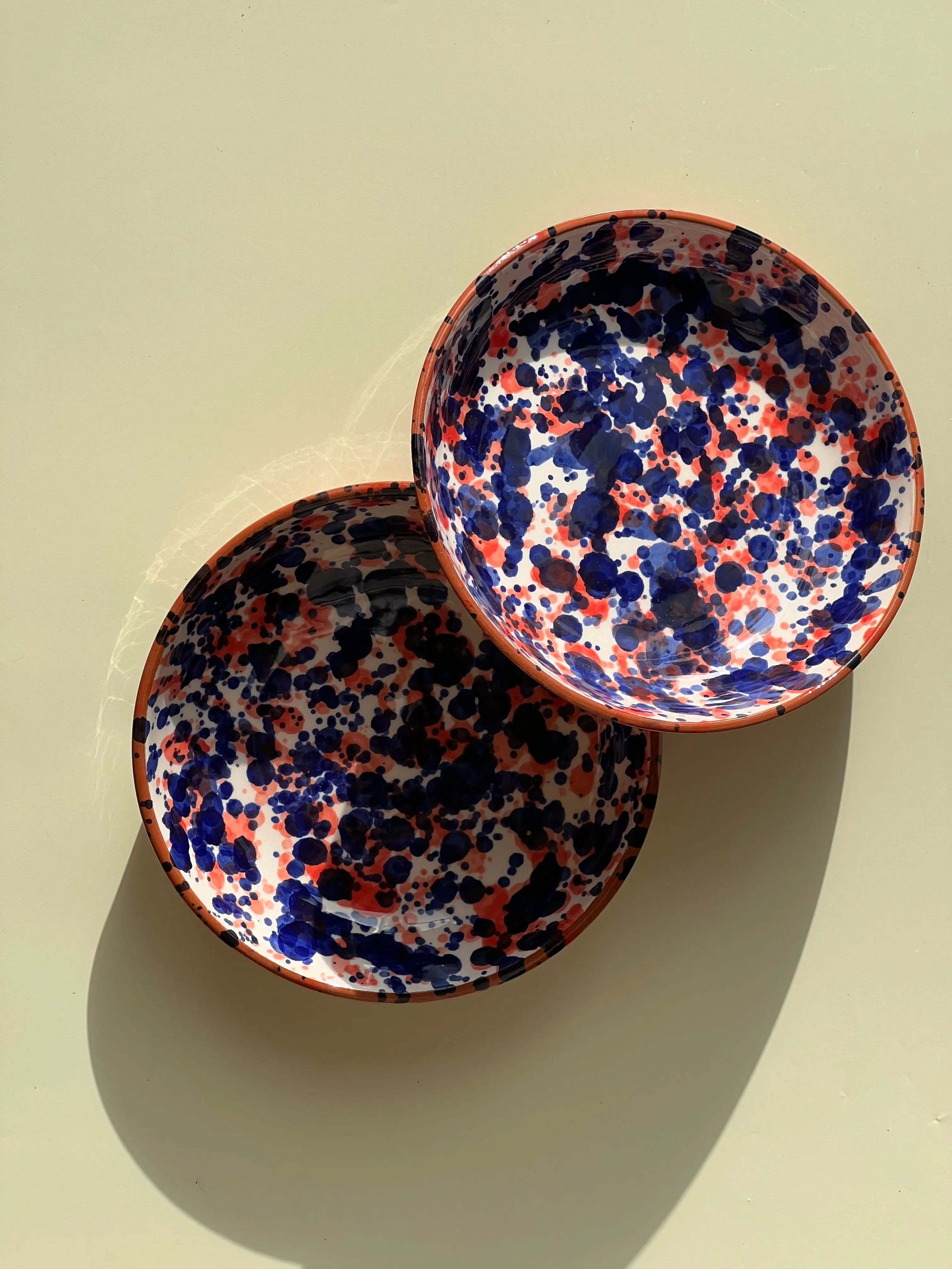 Håndlavet terracotta fad med blå og rød splash | Lille Casa Cubista