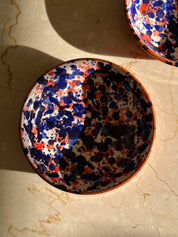 Håndlavet terracotta fad med blå og rød splash | Lille Casa Cubista