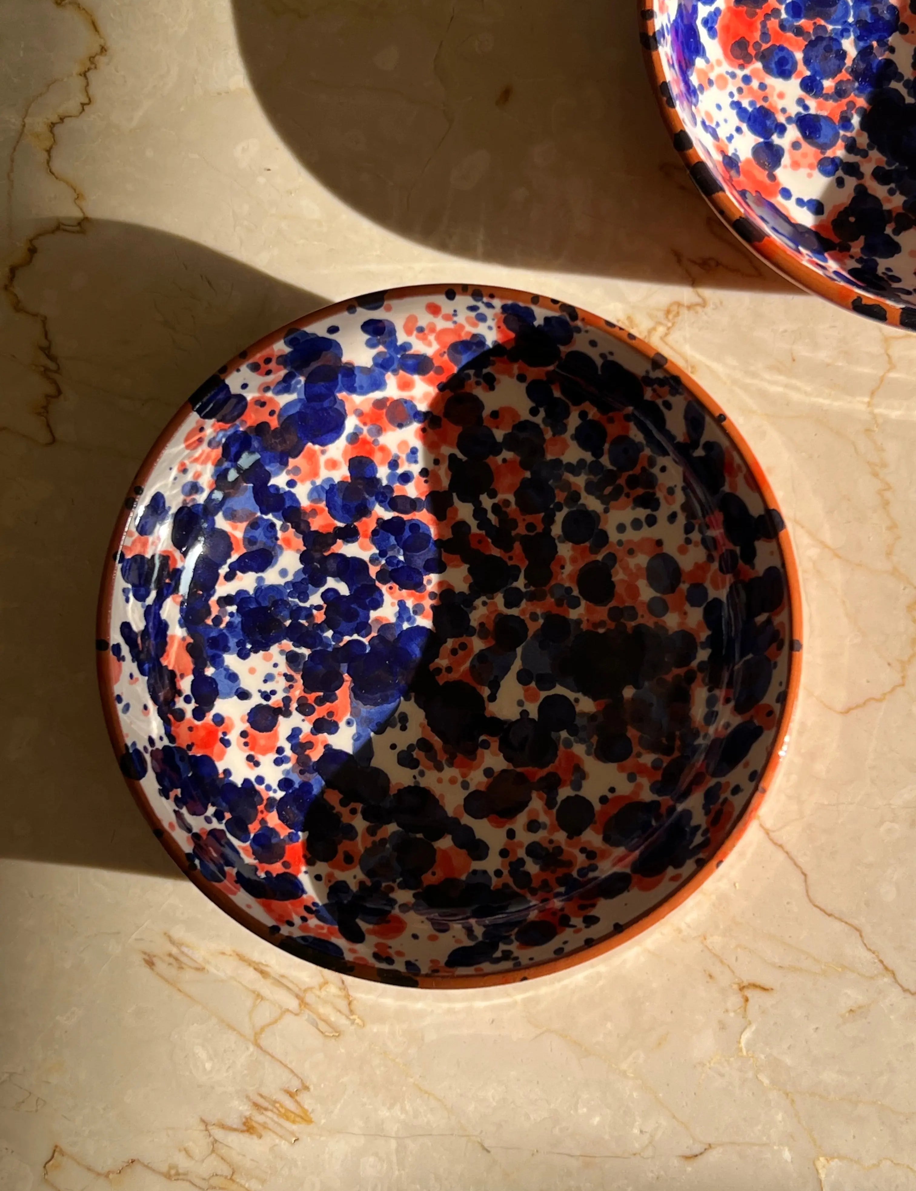 Håndlavet terracotta fad med blå og rød splash | Lille Casa Cubista