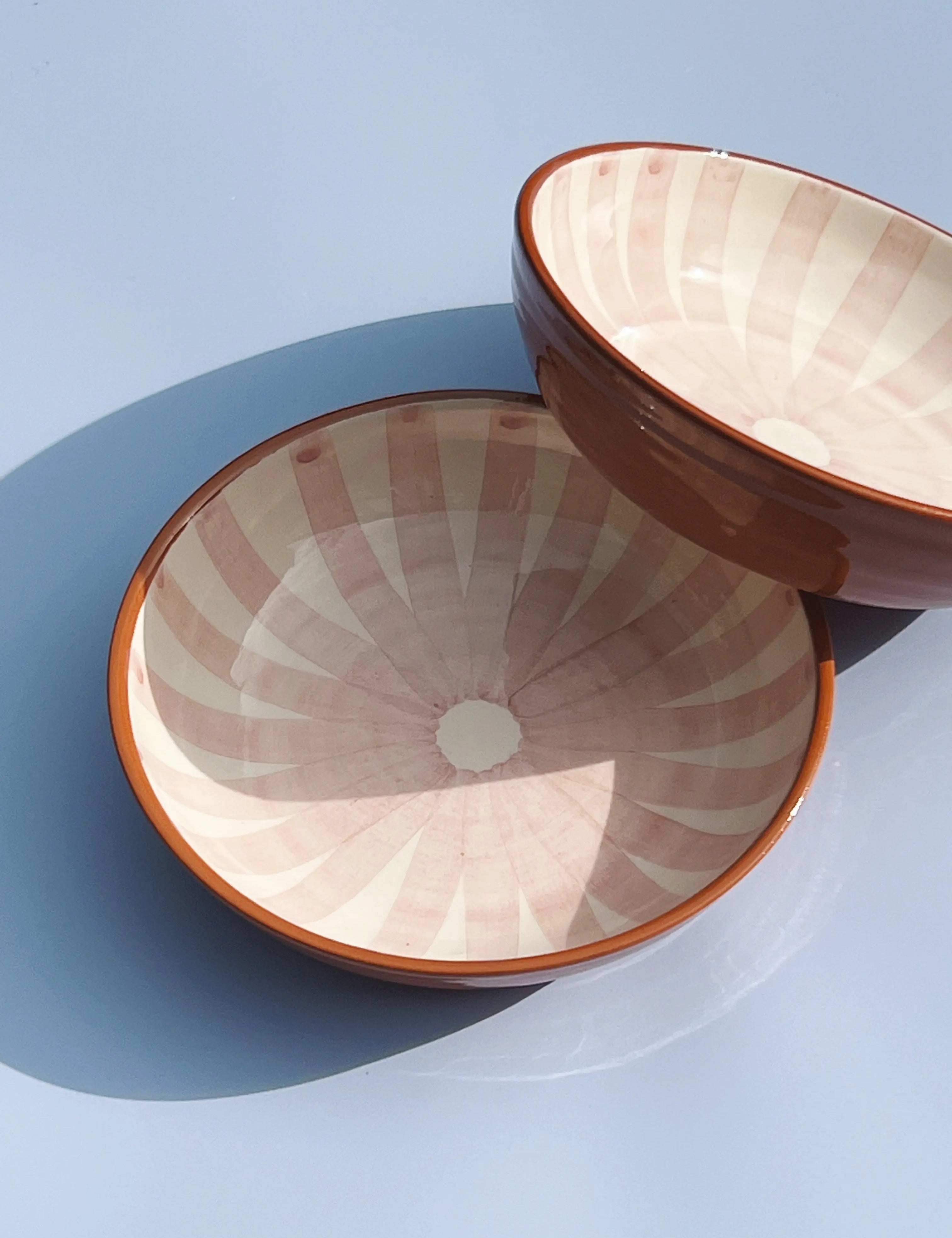 Håndlavet terracotta fad med lyserøde og hvide striber | Lille Casa Cubista