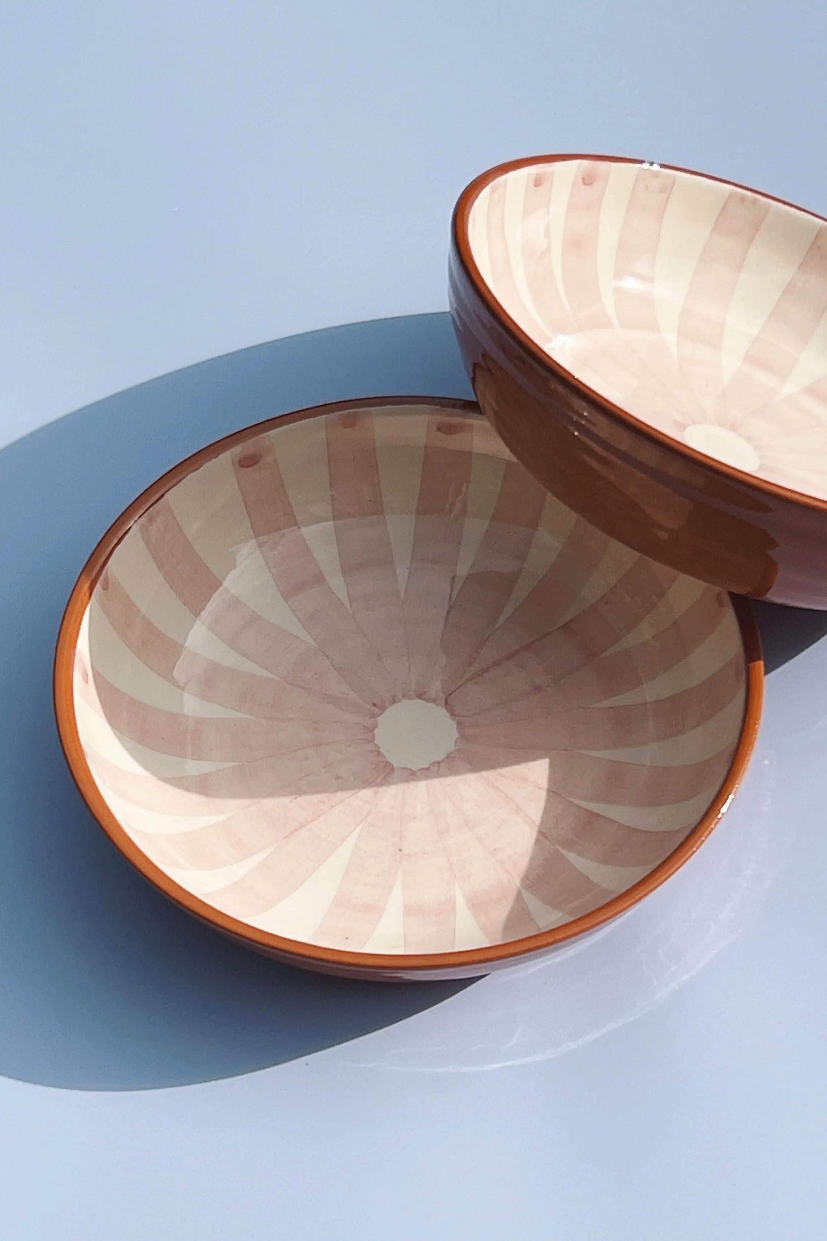 Håndlavet terracotta fad med lyserøde og hvide striber | Lille Casa Cubista