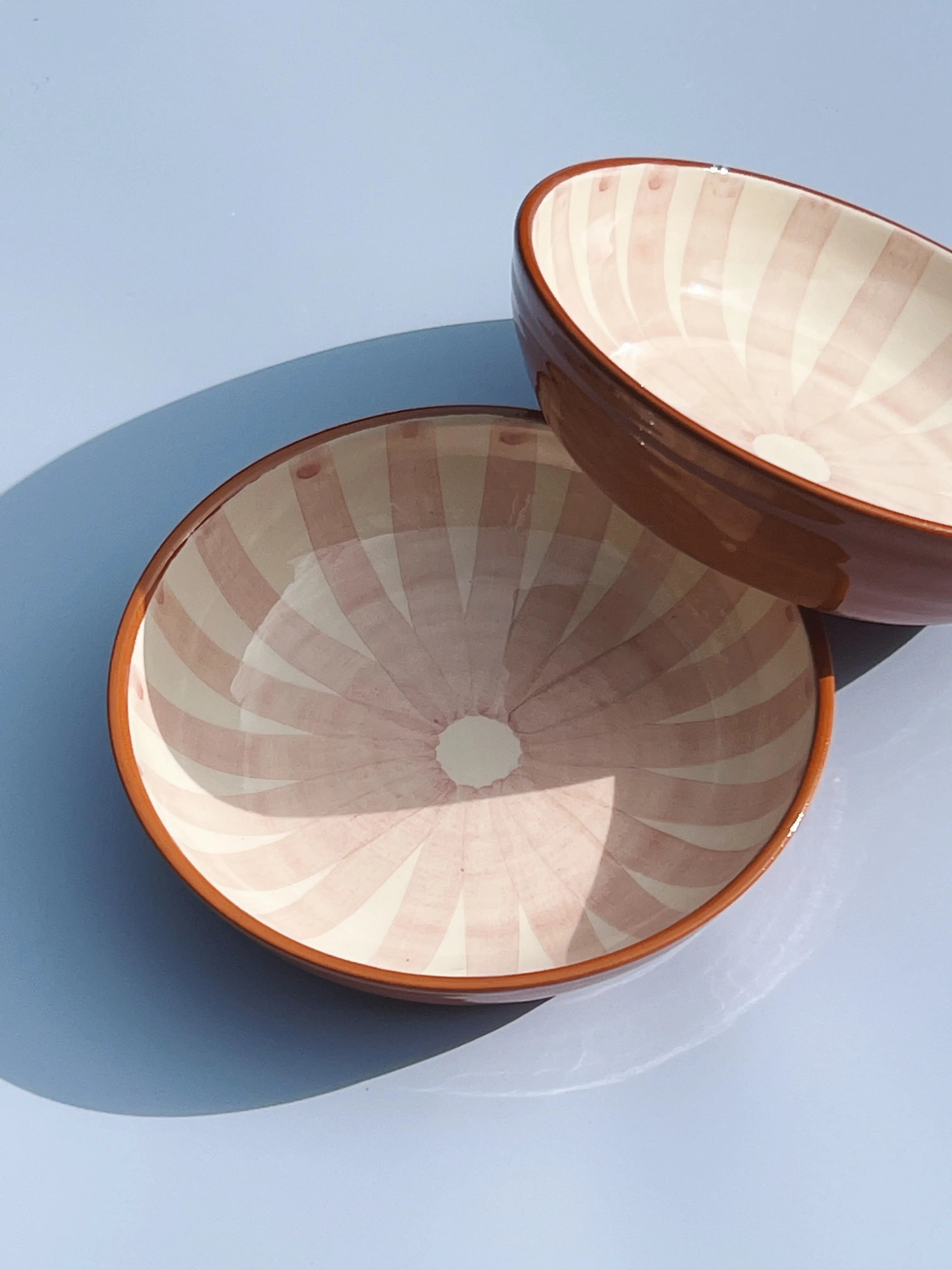 Håndlavet terracotta fad med lyserøde og hvide striber | Lille Casa Cubista