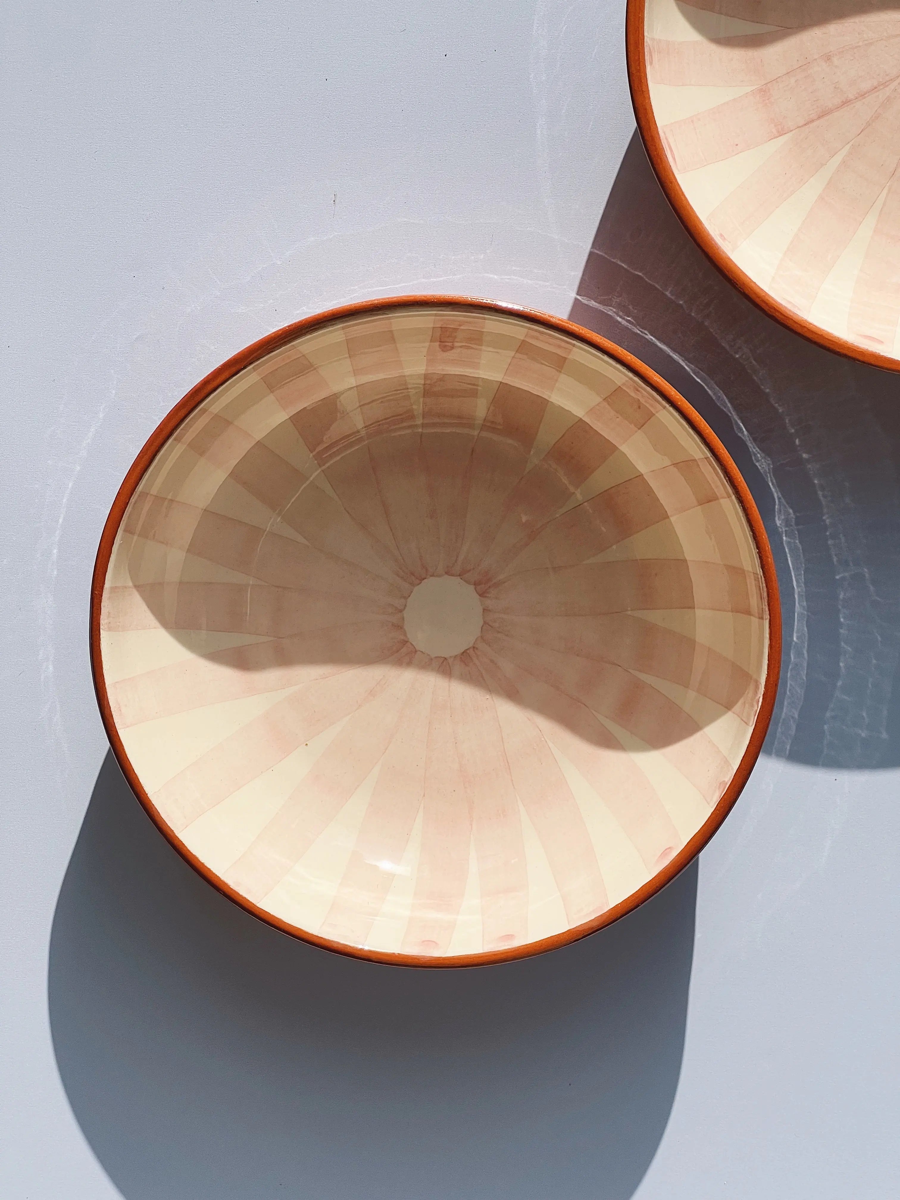 Håndlavet terracotta fad med lyserøde og hvide striber | Lille Casa Cubista