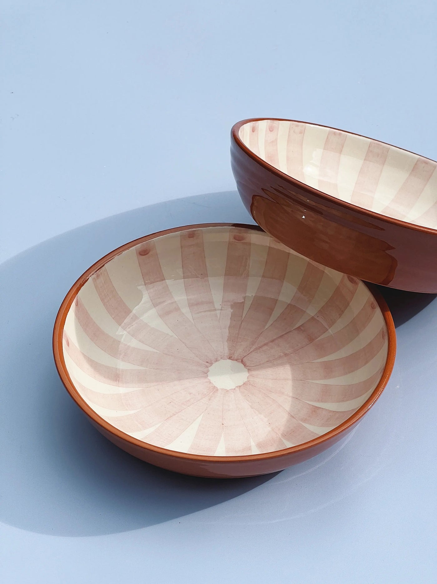 Håndlavet terracotta fad med lyserøde og hvide striber | Lille Casa Cubista