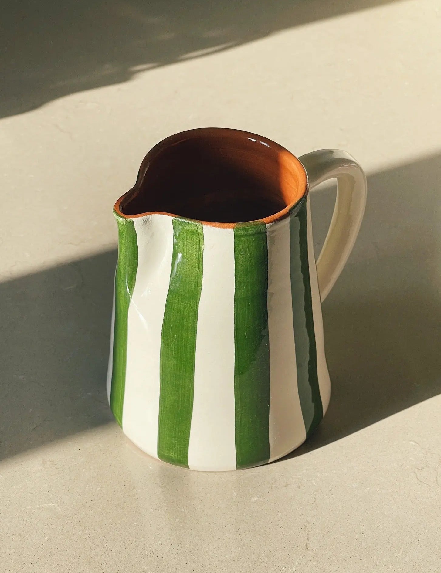 Håndlavet terracotta kande med grønne og hvide striber Casa Cubista