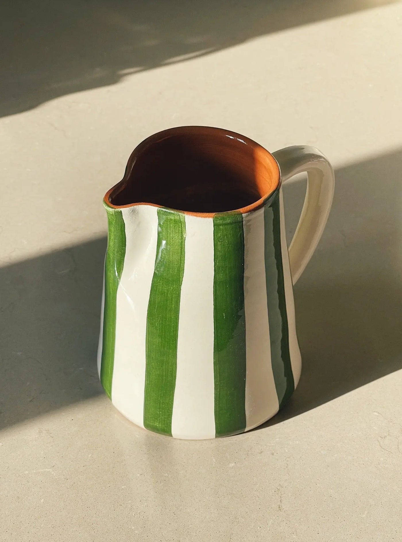 Håndlavet terracotta kande med grønne og hvide striber Casa Cubista