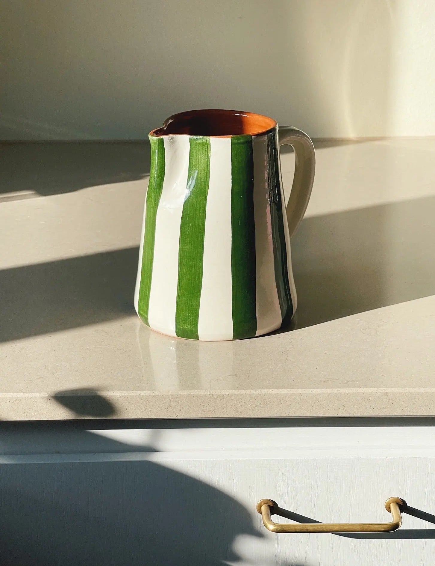 Håndlavet terracotta kande med grønne og hvide striber Casa Cubista