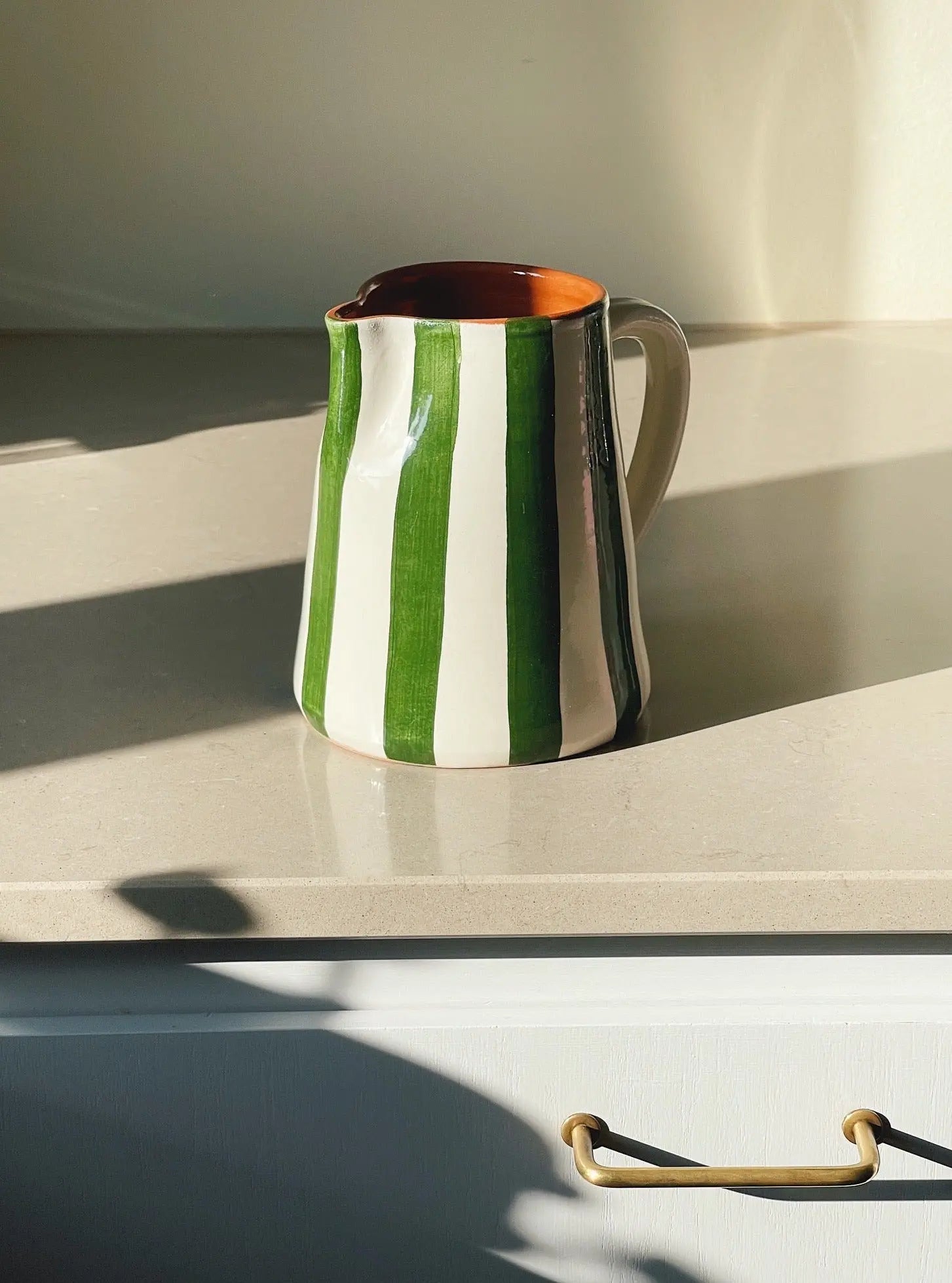 Håndlavet terracotta kande med grønne og hvide striber Casa Cubista