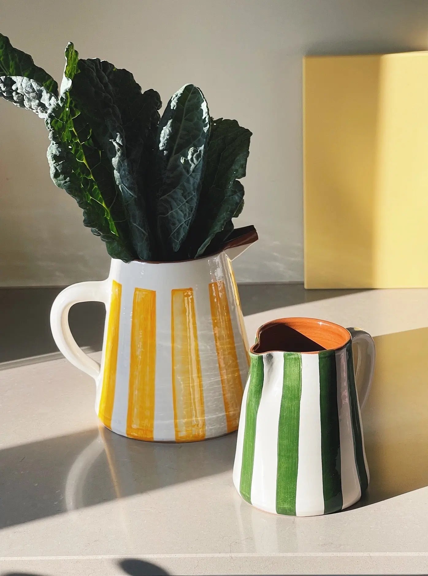 Håndlavet terracotta kande med grønne og hvide striber Casa Cubista
