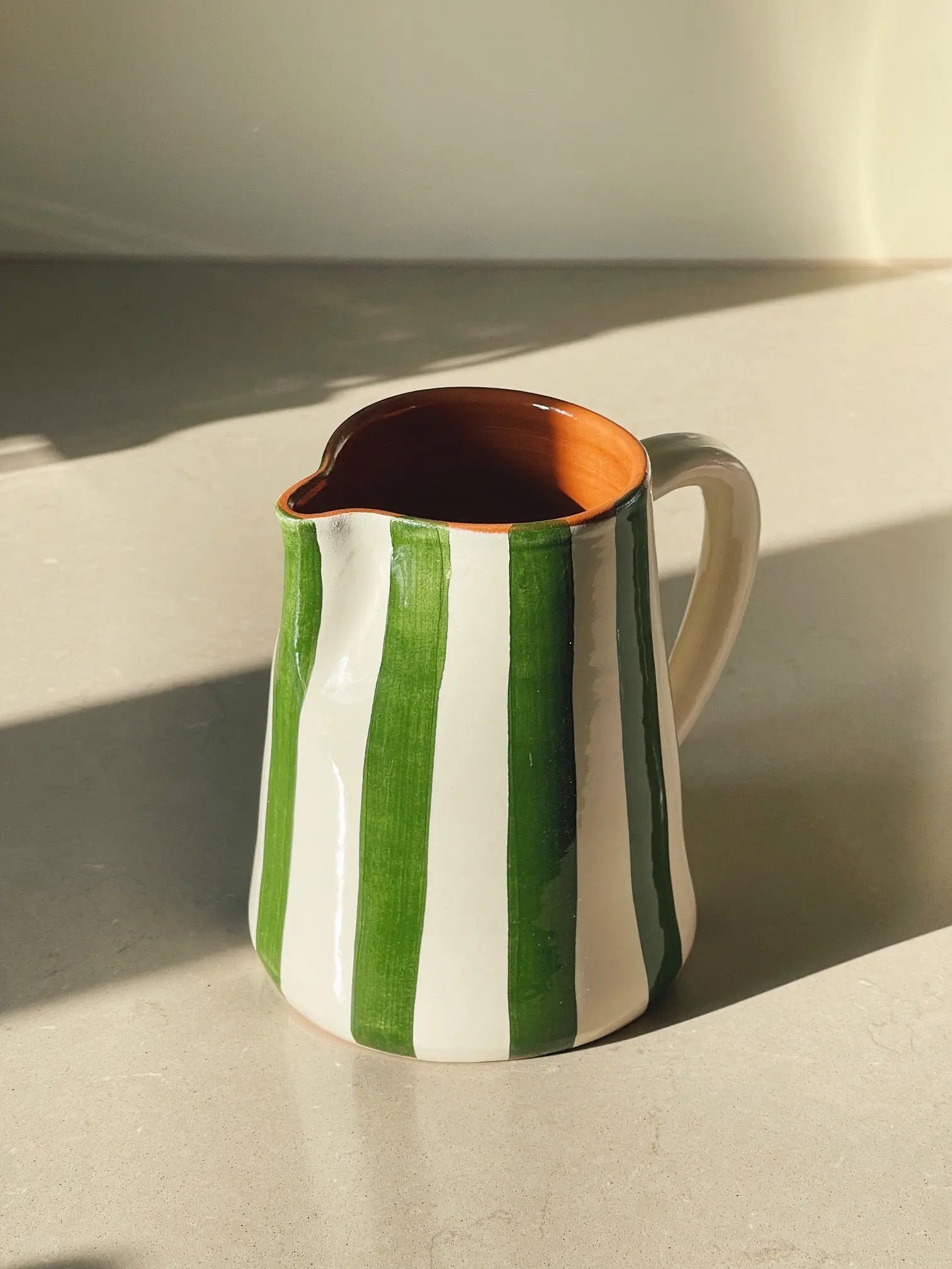Håndlavet terracotta kande med grønne og hvide striber Casa Cubista