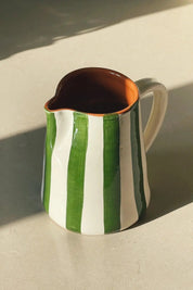 Håndlavet terracotta kande med grønne og hvide striber Casa Cubista