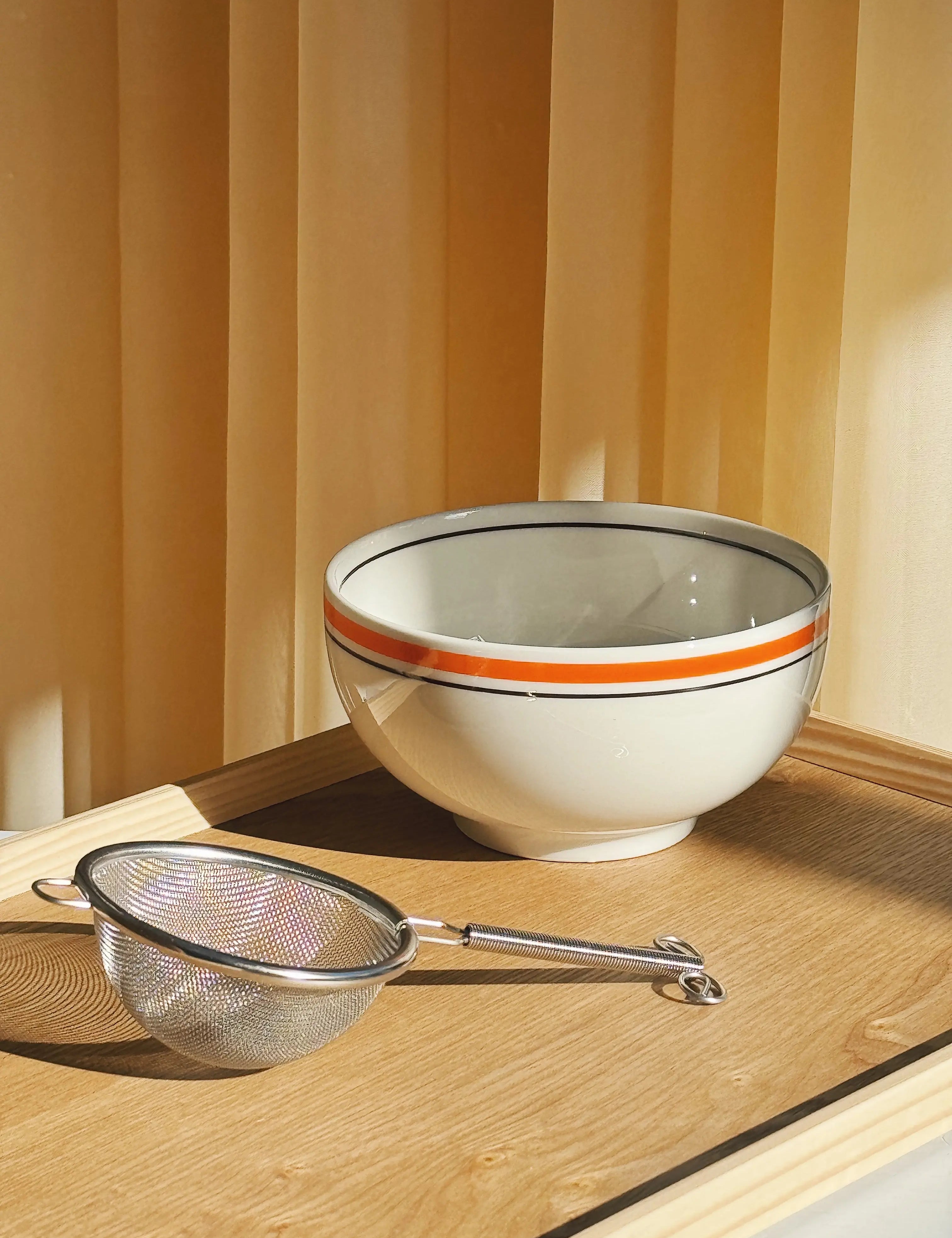 Hvid keramikskål med orange og sorte striber fra Japan | 12.5 cm Studio Hafnia