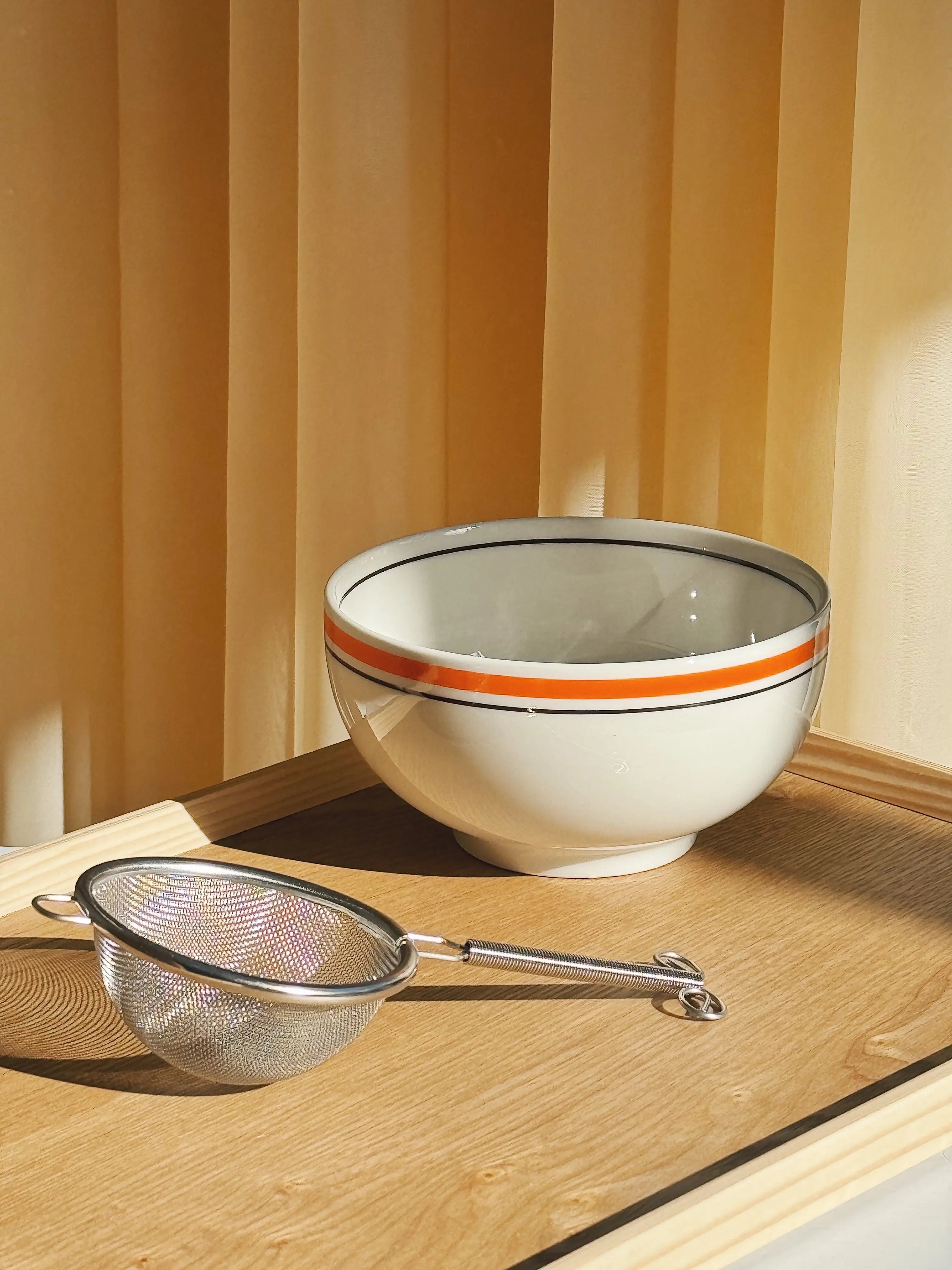 Hvid keramikskål med orange og sorte striber fra Japan | 12.5 cm Studio Hafnia