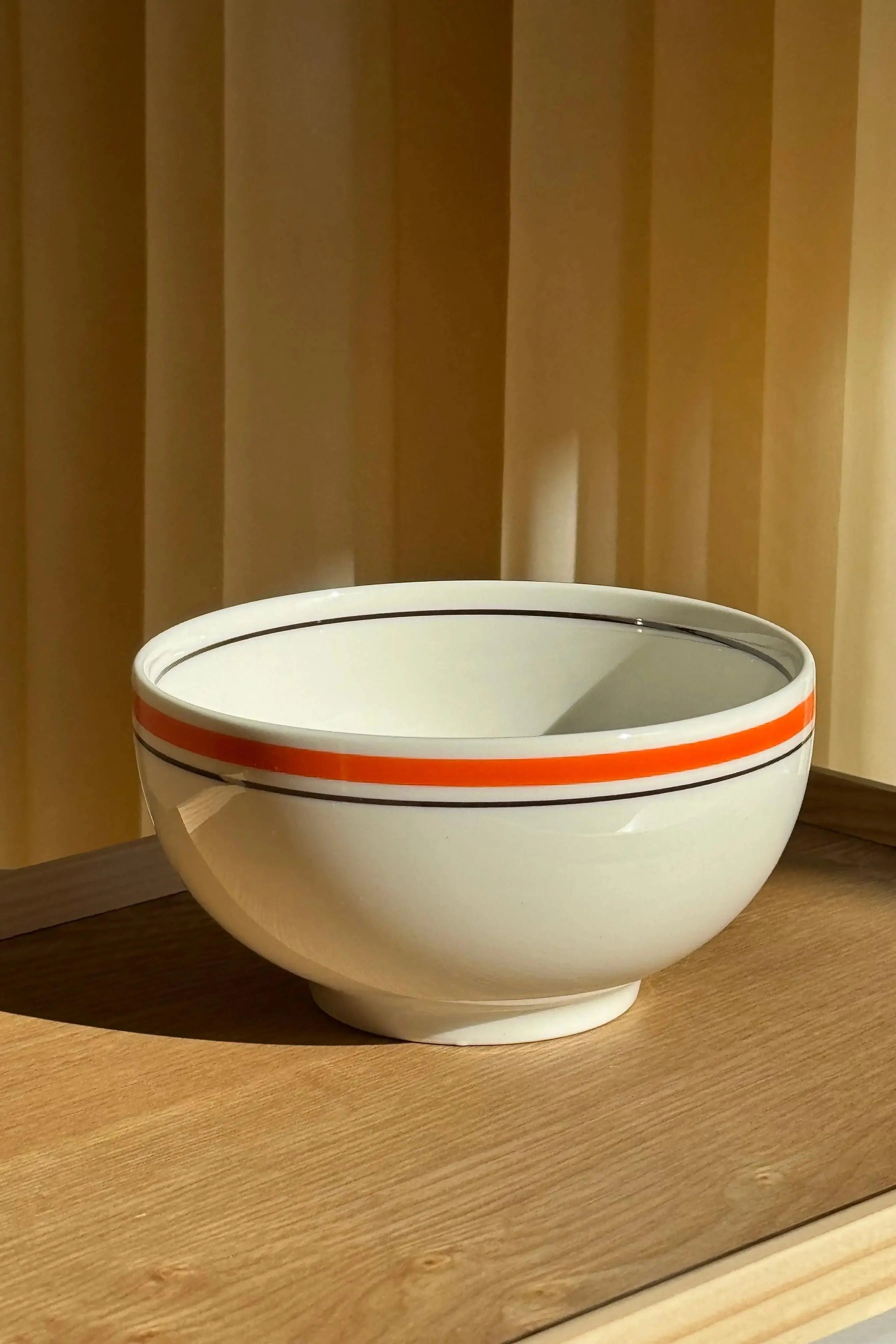 Hvid keramikskål med orange og sorte striber fra Japan | 12.5 cm Studio Hafnia