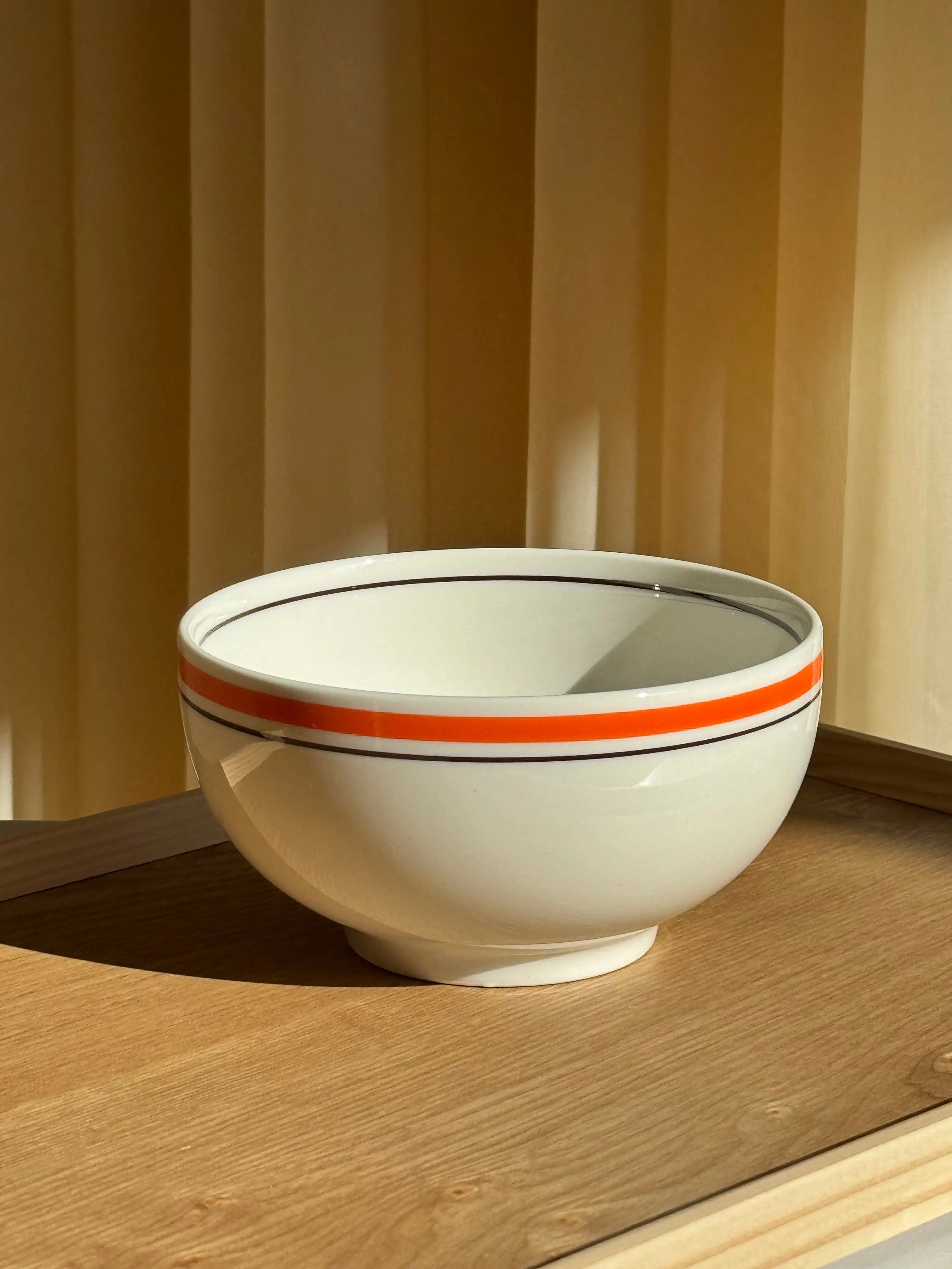 Hvid keramikskål med orange og sorte striber fra Japan | 12.5 cm Studio Hafnia