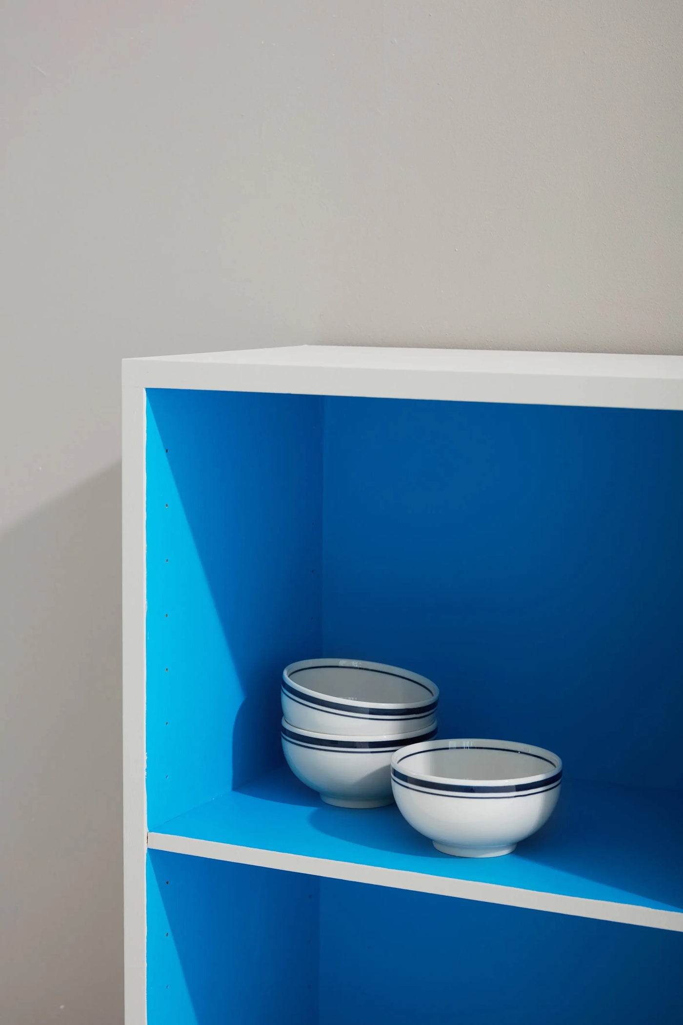 Hvid skål med blå striber i keramik fra Japan | 12.5 cm Studio Hafnia