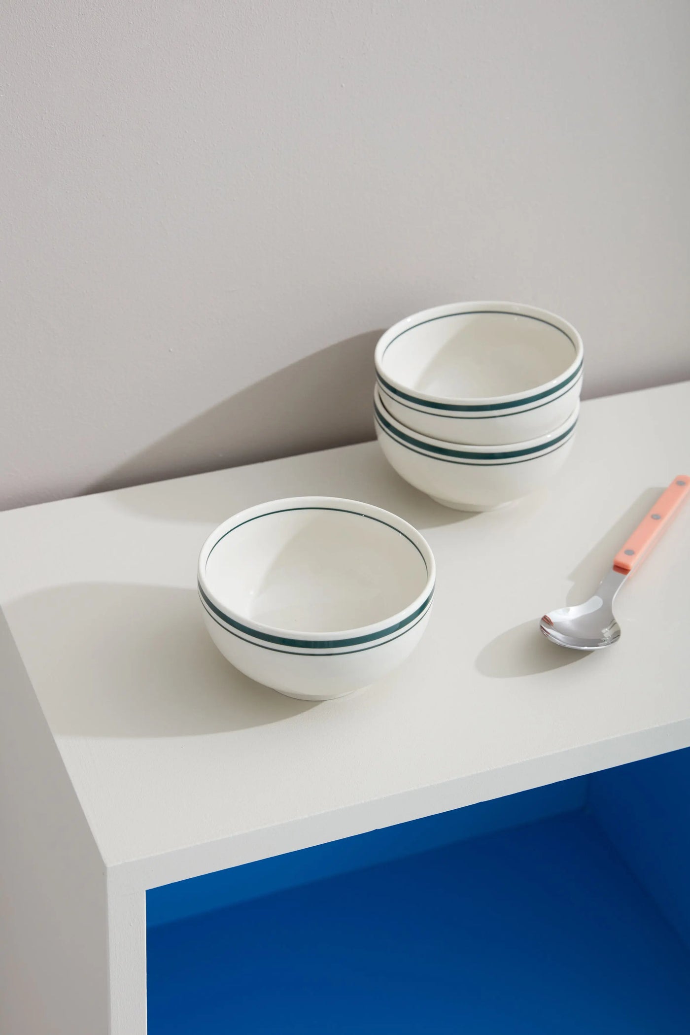 Hvid skål med grønne striber i keramik fra Japan | 12.5 cm Studio Hafnia