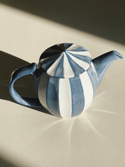 Japansk tekande i keramik | Lyseblå/Hvid stribet Studio Hafnia