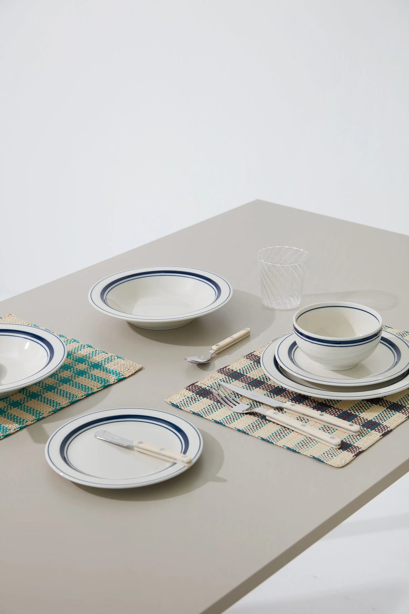 Hvid tallerken med blå striber i keramik fra Japan | 2 størrelser Studio Hafnia