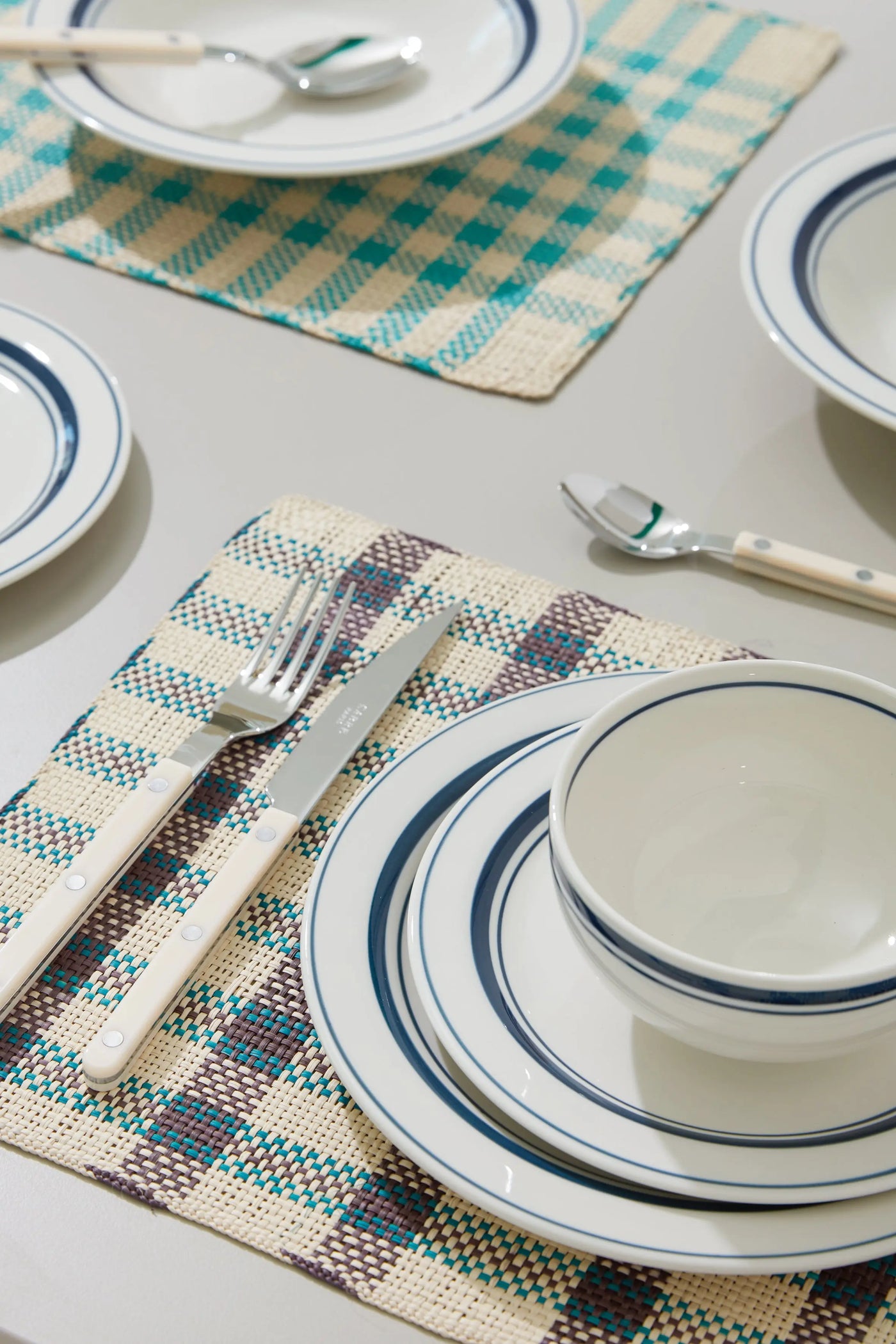 Hvid tallerken med blå striber i keramik fra Japan | 2 størrelser Studio Hafnia