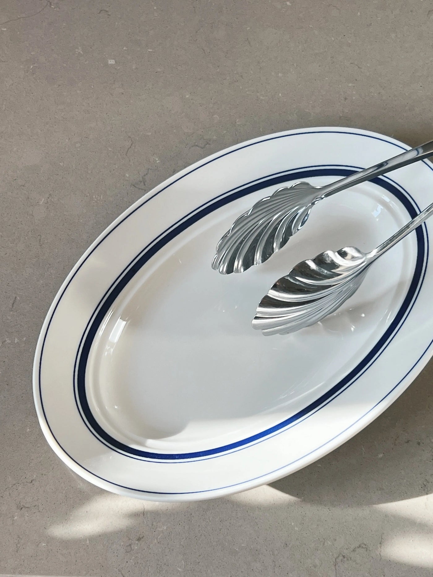 Hvidt serveringsfad med blå striber i keramik fra Japan | 29 cm Studio Hafnia