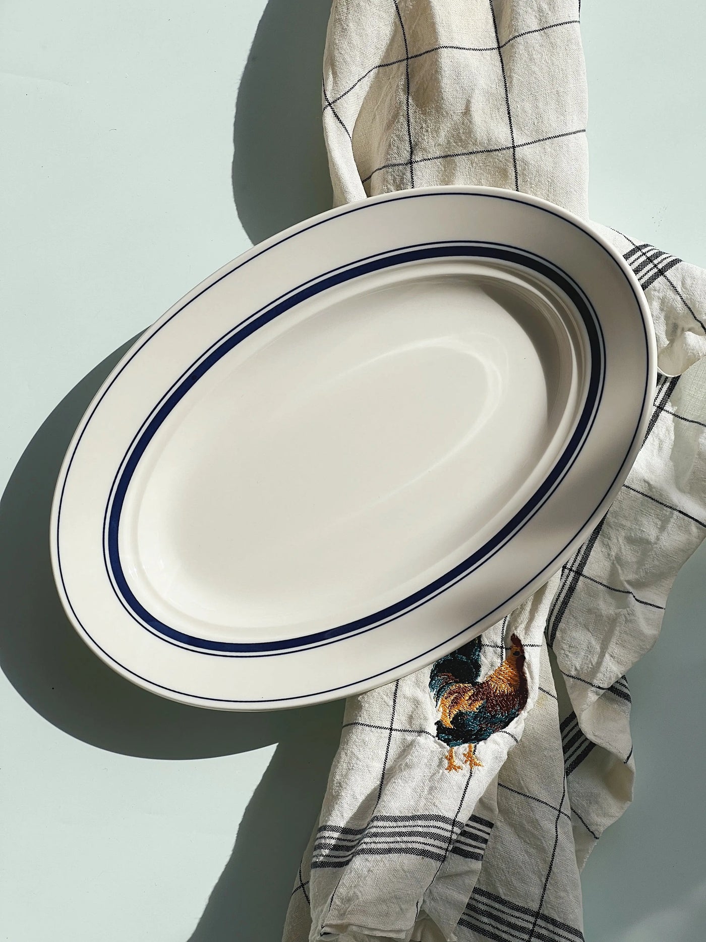 Hvidt serveringsfad med blå striber i keramik fra Japan | 29 cm Studio Hafnia